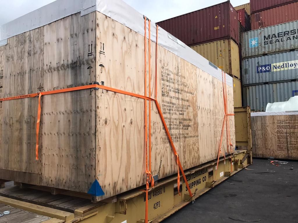 Carico fuori sagoma di casse industriali su flat rack
