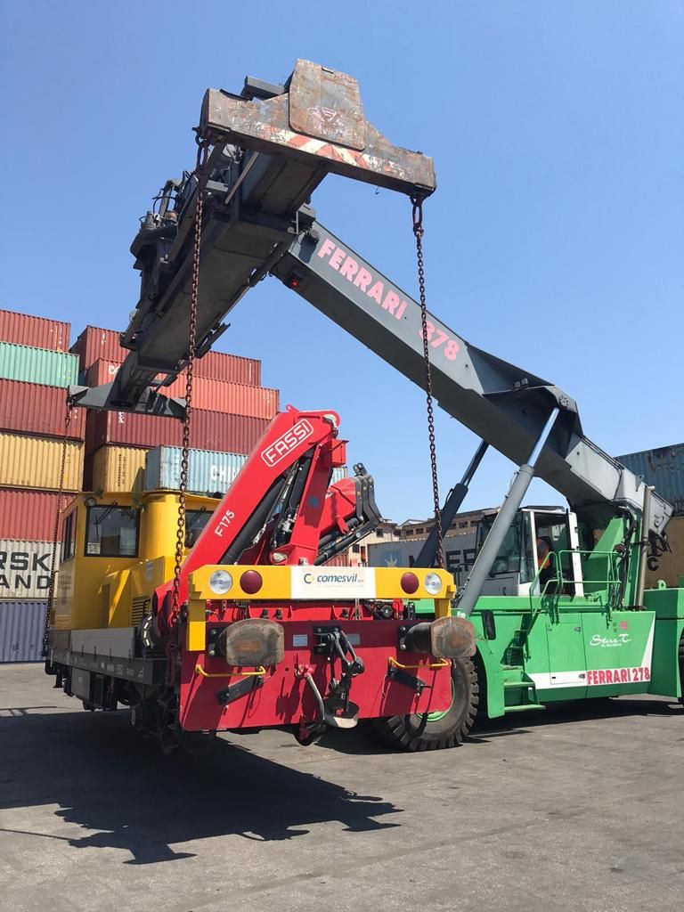 Reach stacker LGV movimenta un carico nel porto di Napoli