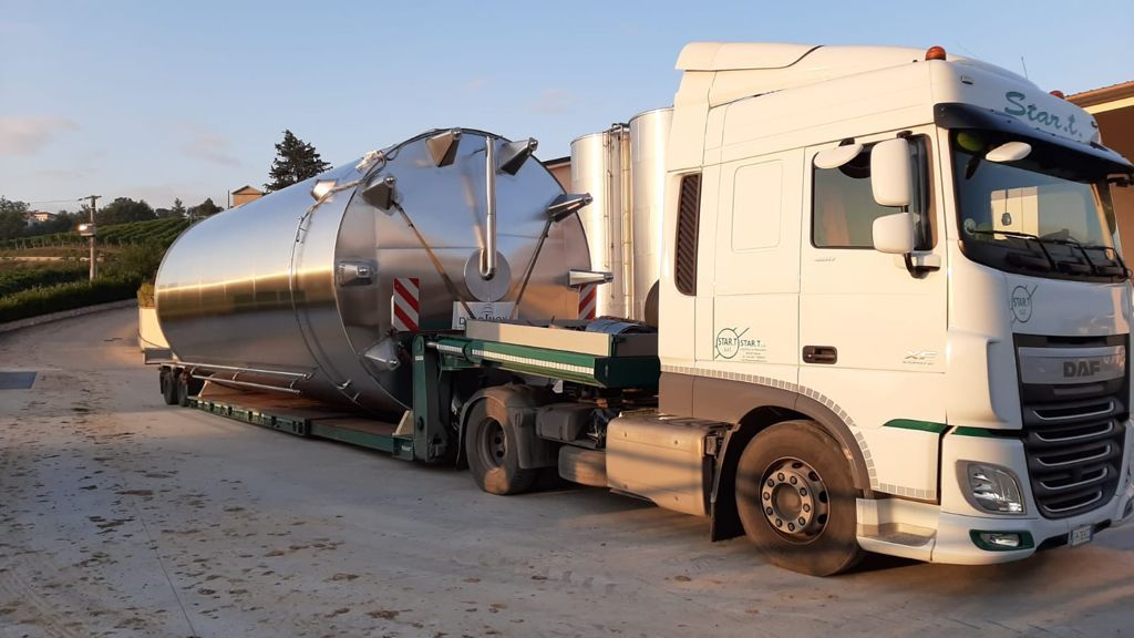 Trasporto eccezionale di una cisterna inox su trattore DAF LGV